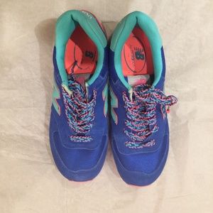 WOMEN NEW BALANCE SNEAKER IN SIZE 8